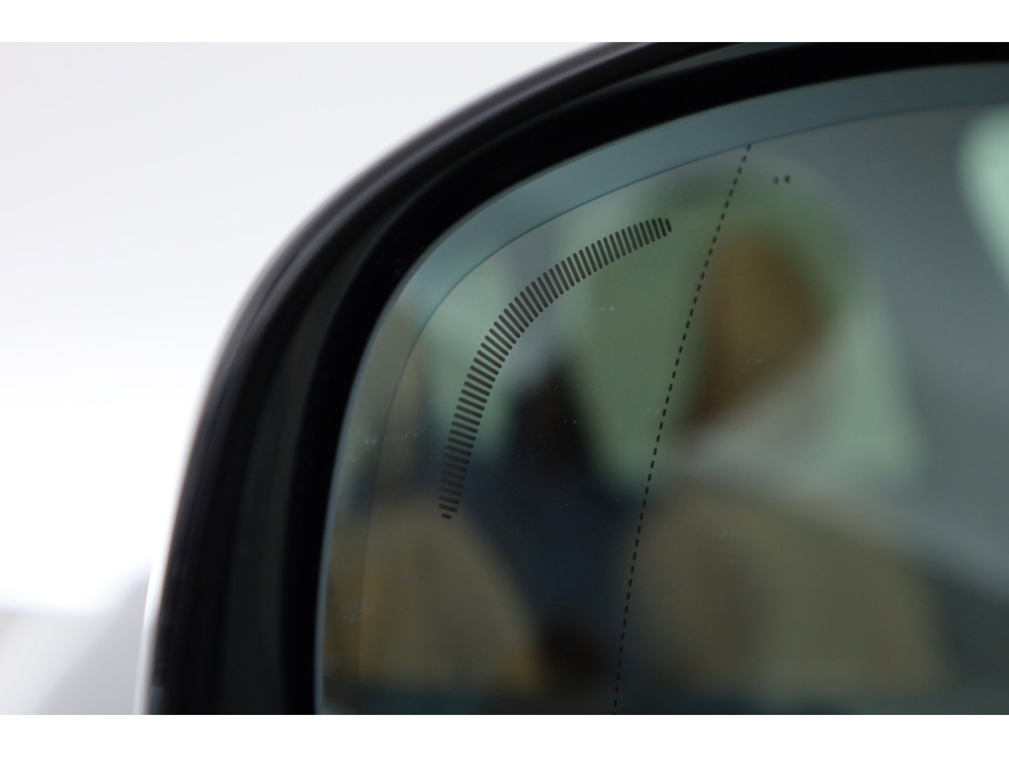 Volvo XC60 2.0 T6 Plug-in hybrid AWD Ultra Dark | Luchtvering | Bowers & Wilkins | Massage | Stoelventilatie | 360 camera | HUD |