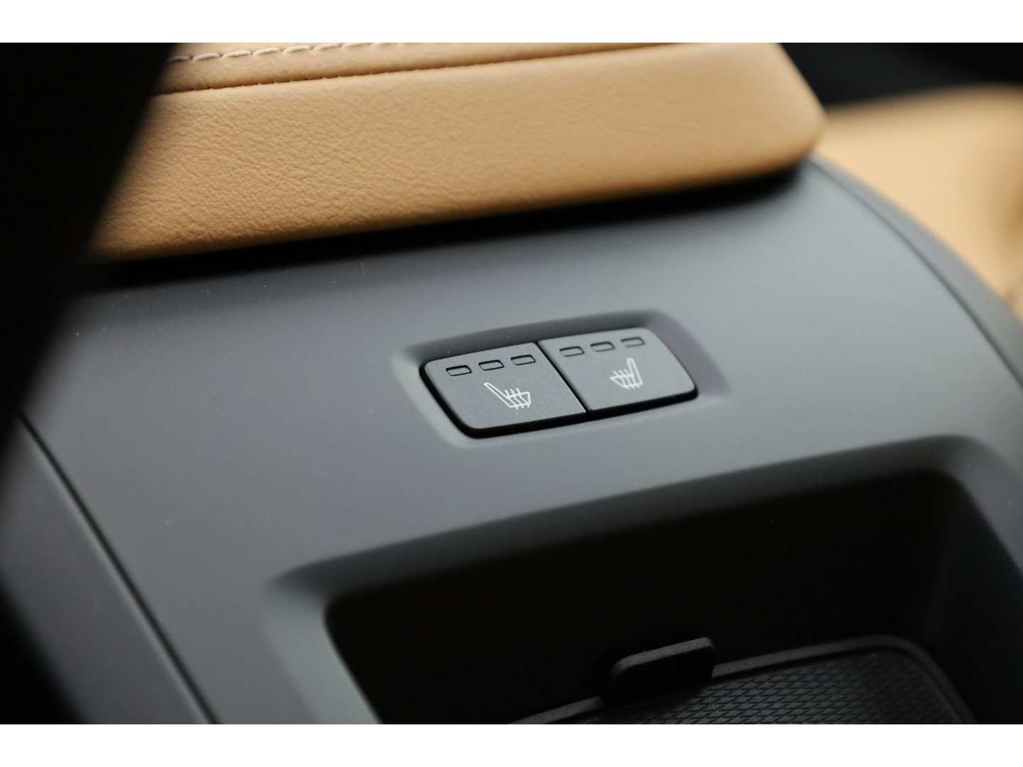 Volvo XC60 2.0 T6 Plug-in hybrid AWD Ultra Dark | Luchtvering | Bowers & Wilkins | Massage | Stoelventilatie | 360 camera | HUD |