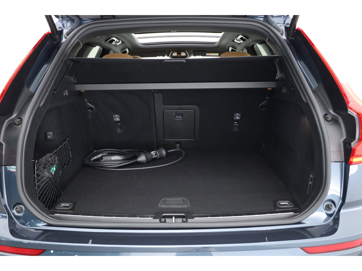 Volvo XC60 2.0 T6 Plug-in hybrid AWD Ultra Dark | Luchtvering | Bowers & Wilkins | Massage | Stoelventilatie | 360 camera | HUD |