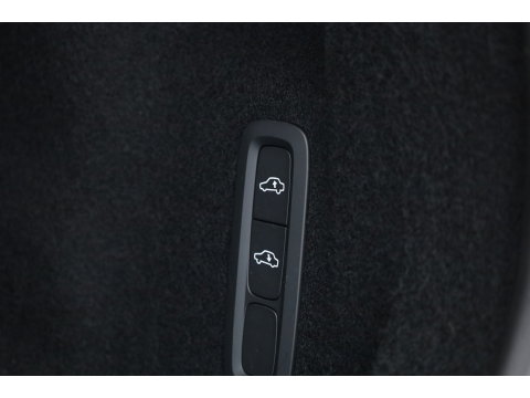 Volvo XC60 2.0 T6 Plug-in hybrid AWD Ultra Dark | Luchtvering | Bowers & Wilkins | Massage | Stoelventilatie | 360 camera | HUD |