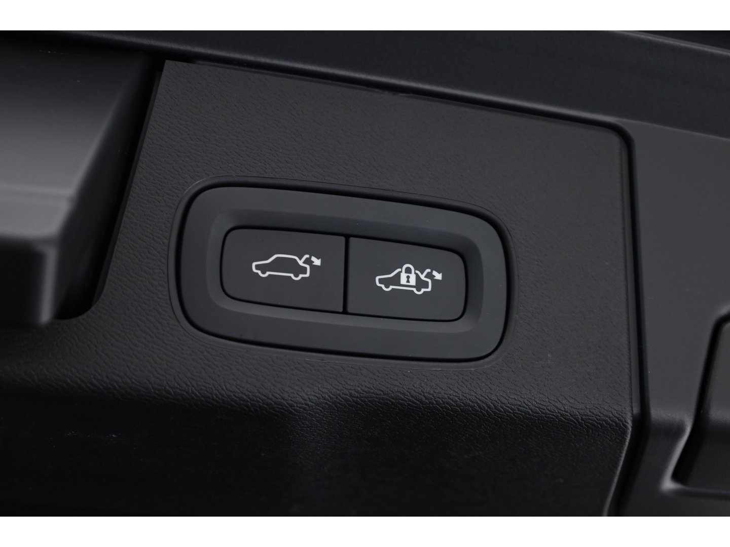 Volvo XC60 2.0 T6 Plug-in hybrid AWD Ultra Dark | Luchtvering | Bowers & Wilkins | Massage | Stoelventilatie | 360 camera | HUD |
