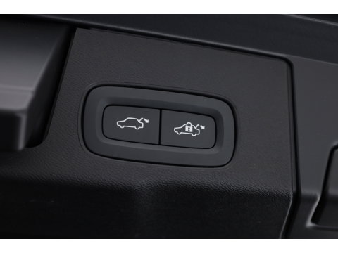 Volvo XC60 2.0 T6 Plug-in hybrid AWD Ultra Dark | Luchtvering | Bowers & Wilkins | Massage | Stoelventilatie | 360 camera | HUD |