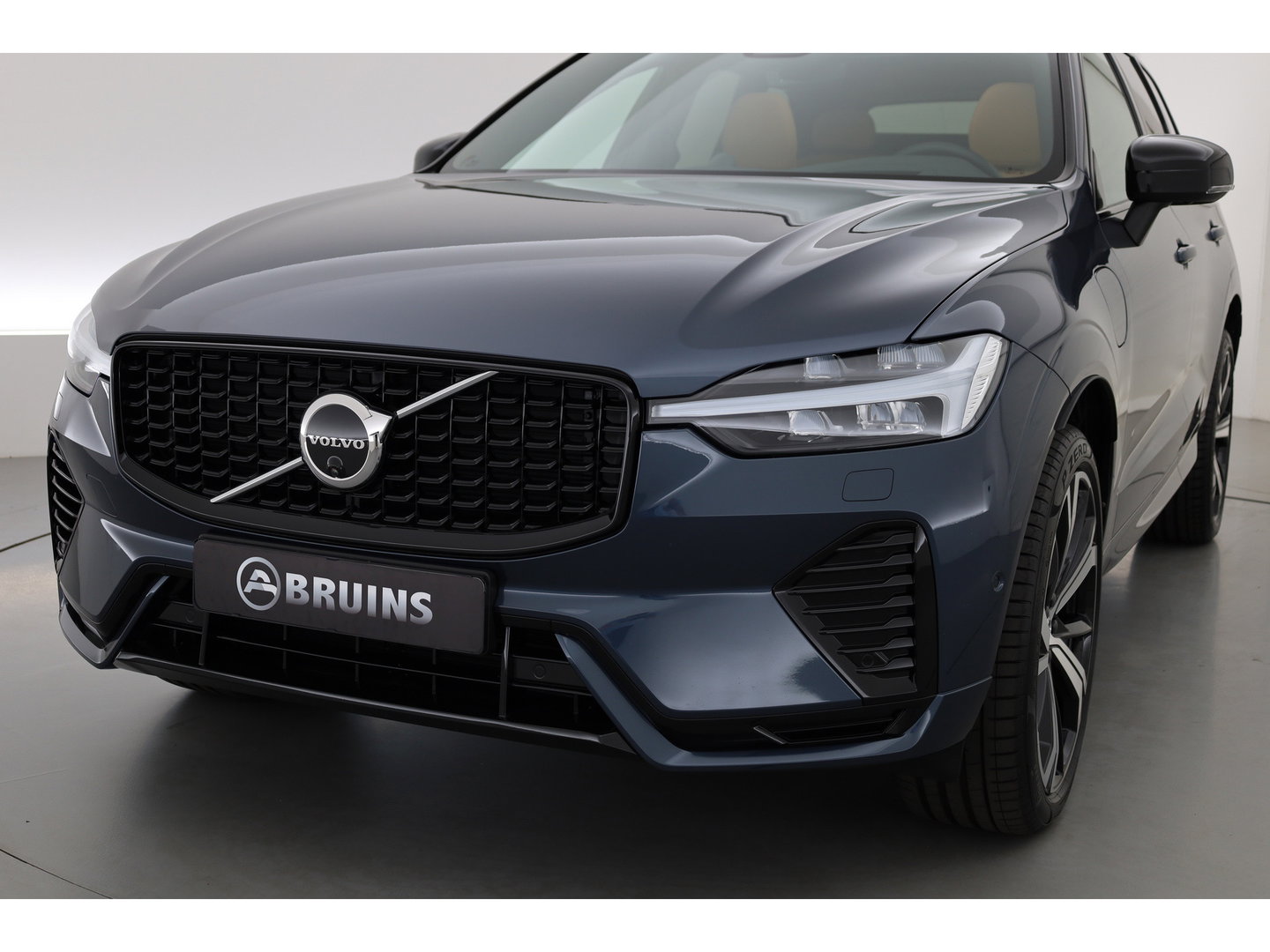 Volvo XC60 2.0 T6 Plug-in hybrid AWD Ultra Dark | Luchtvering | Bowers & Wilkins | Massage | Stoelventilatie | 360 camera | HUD |