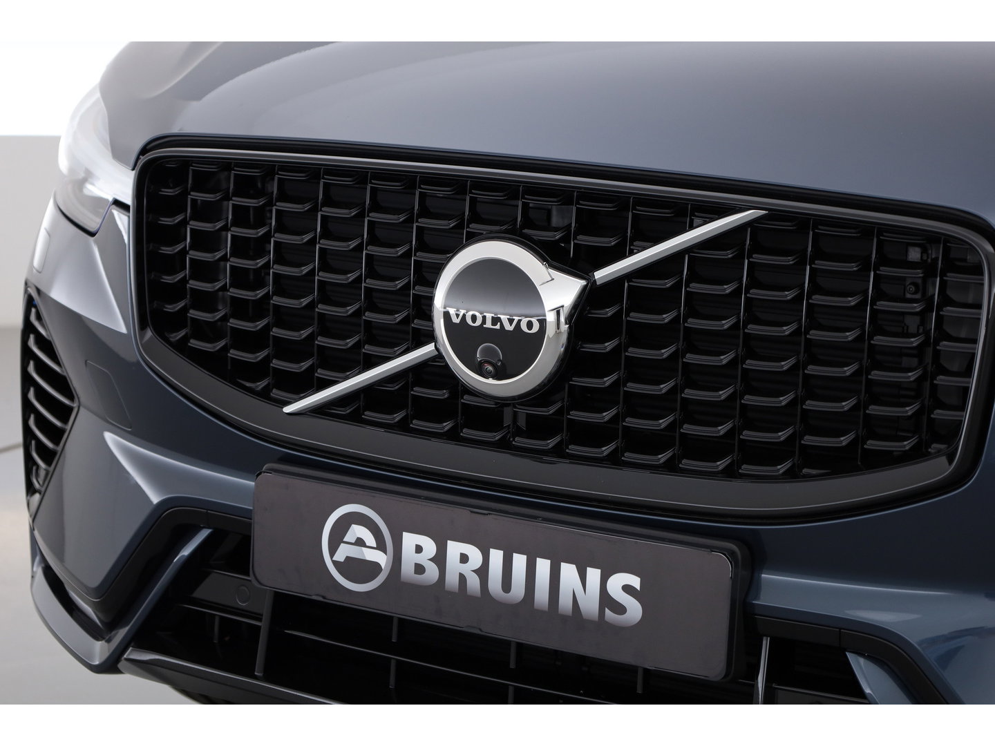 Volvo XC60 2.0 T6 Plug-in hybrid AWD Ultra Dark | Luchtvering | Bowers & Wilkins | Massage | Stoelventilatie | 360 camera | HUD |