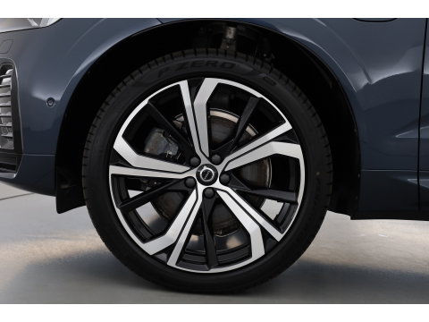 Volvo XC60 2.0 T6 Plug-in hybrid AWD Ultra Dark | Luchtvering | Bowers & Wilkins | Massage | Stoelventilatie | 360 camera | HUD |