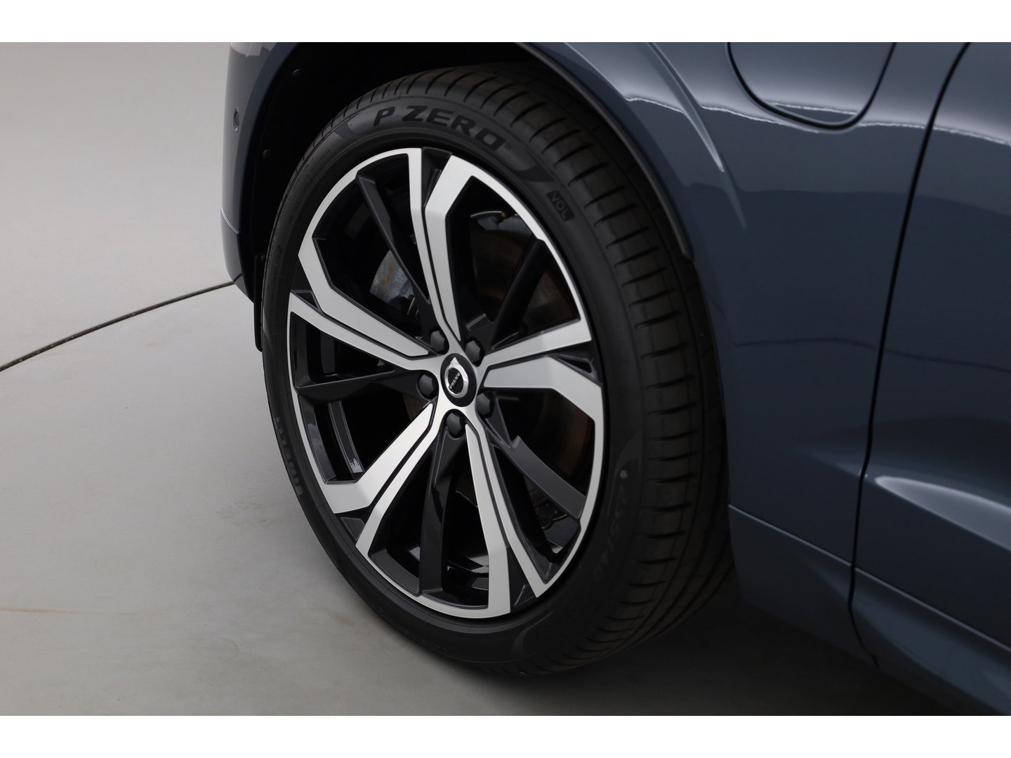 Volvo XC60 2.0 T6 Plug-in hybrid AWD Ultra Dark | Luchtvering | Bowers & Wilkins | Massage | Stoelventilatie | 360 camera | HUD |