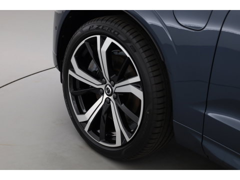 Volvo XC60 2.0 T6 Plug-in hybrid AWD Ultra Dark | Luchtvering | Bowers & Wilkins | Massage | Stoelventilatie | 360 camera | HUD |