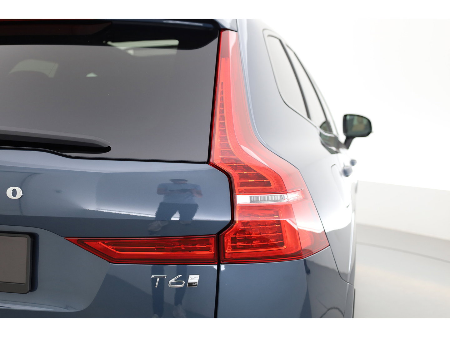 Volvo XC60 2.0 T6 Plug-in hybrid AWD Ultra Dark | Luchtvering | Bowers & Wilkins | Massage | Stoelventilatie | 360 camera | HUD |