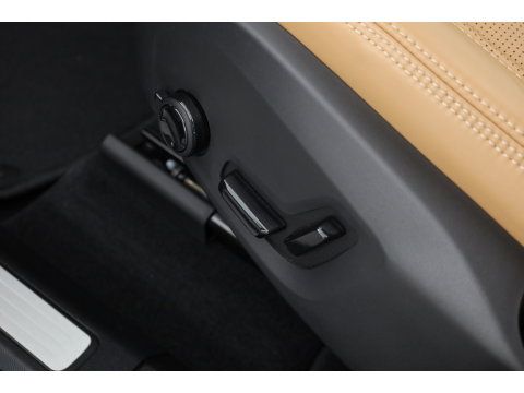 Volvo XC60 2.0 T6 Plug-in hybrid AWD Ultra Dark | Luchtvering | Bowers & Wilkins | Massage | Stoelventilatie | 360 camera | HUD |