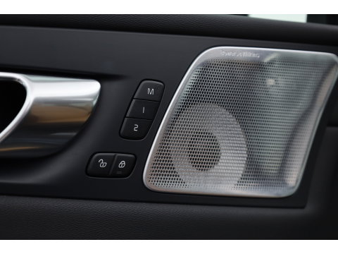 Volvo XC60 2.0 T6 Plug-in hybrid AWD Ultra Dark | Luchtvering | Bowers & Wilkins | Massage | Stoelventilatie | 360 camera | HUD |