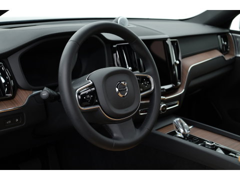 Volvo XC60 2.0 T6 Plug-in hybrid AWD Ultra Dark | Luchtvering | Bowers & Wilkins | Massage | Stoelventilatie | 360 camera | HUD |