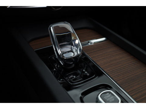 Volvo XC60 2.0 T6 Plug-in hybrid AWD Ultra Dark | Luchtvering | Bowers & Wilkins | Massage | Stoelventilatie | 360 camera | HUD |