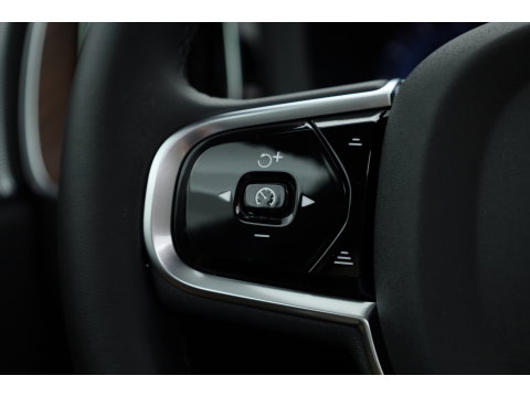 Volvo XC60 2.0 T6 Plug-in hybrid AWD Ultra Dark | Luchtvering | Bowers & Wilkins | Massage | Stoelventilatie | 360 camera | HUD |
