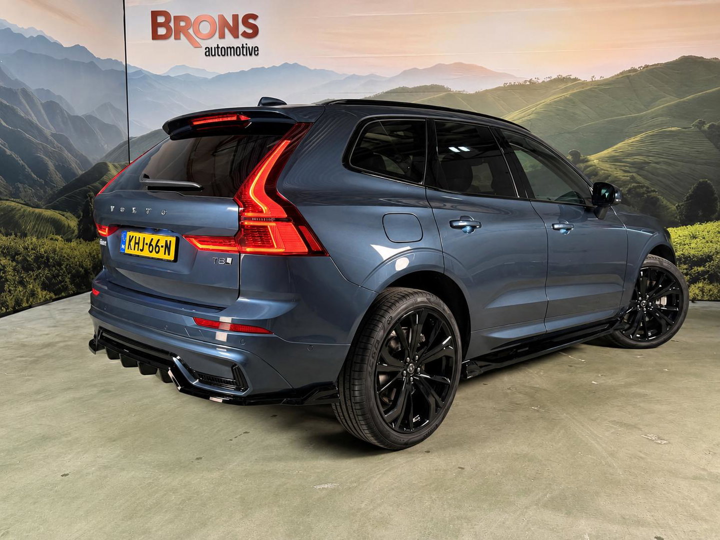 Volvo XC60 2.0 T8 Plug-in hybrid AWD Ultra Dark Maxton pakket  l 21 inc l 360 l stoel verwarming l 455pk