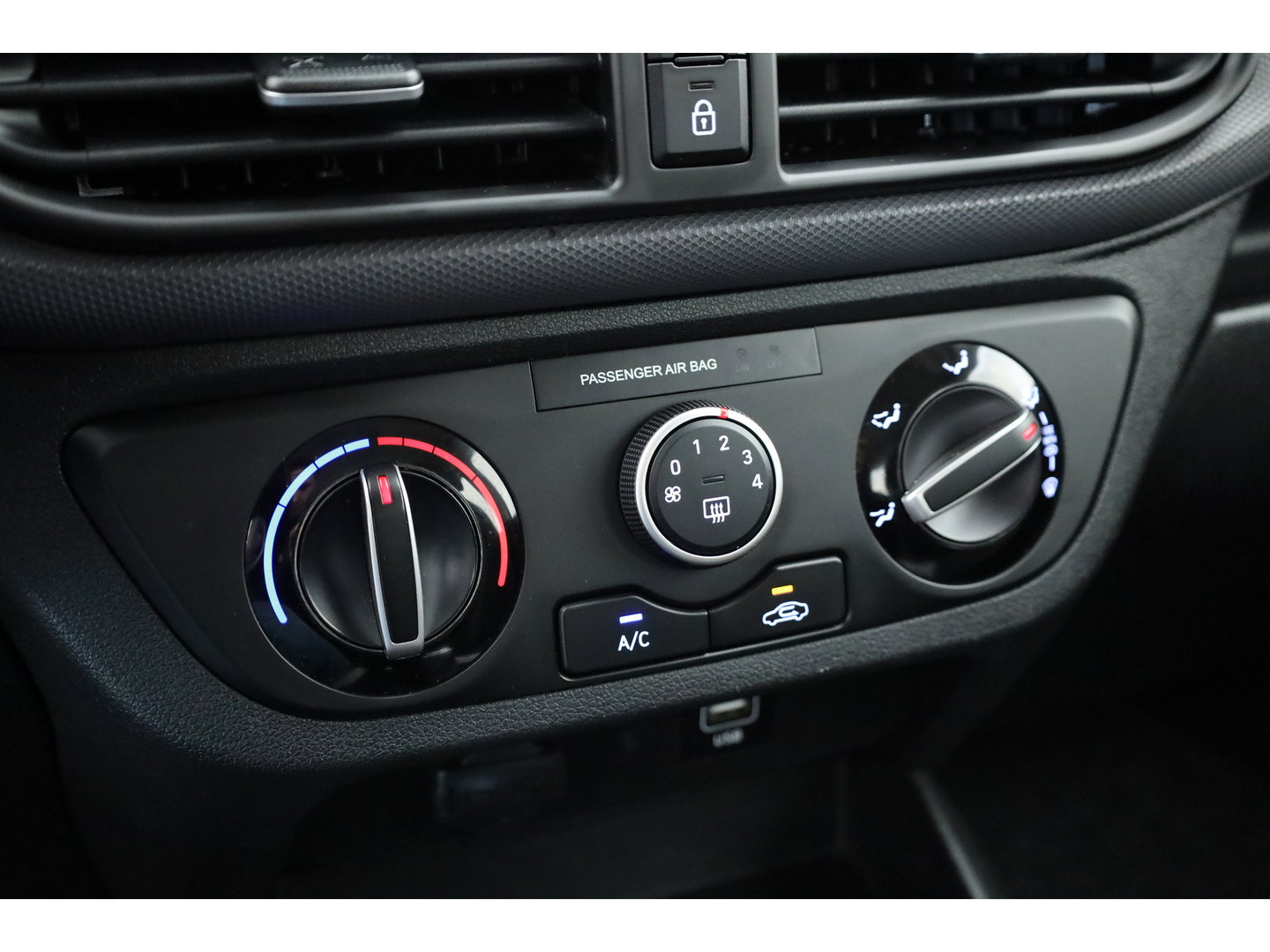 Hyundai i10 1.0 Comfort | Rijklaar! | Cruise Control | All Season | Lane Assist | DAB | Apple CarPlay & Android Auto
