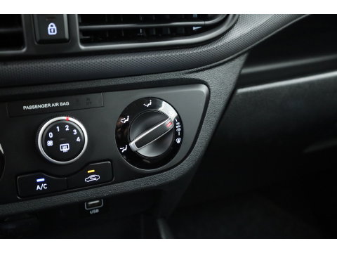 Hyundai i10 1.0 Comfort | Rijklaar! | Cruise Control | All Season | Lane Assist | DAB | Apple CarPlay & Android Auto