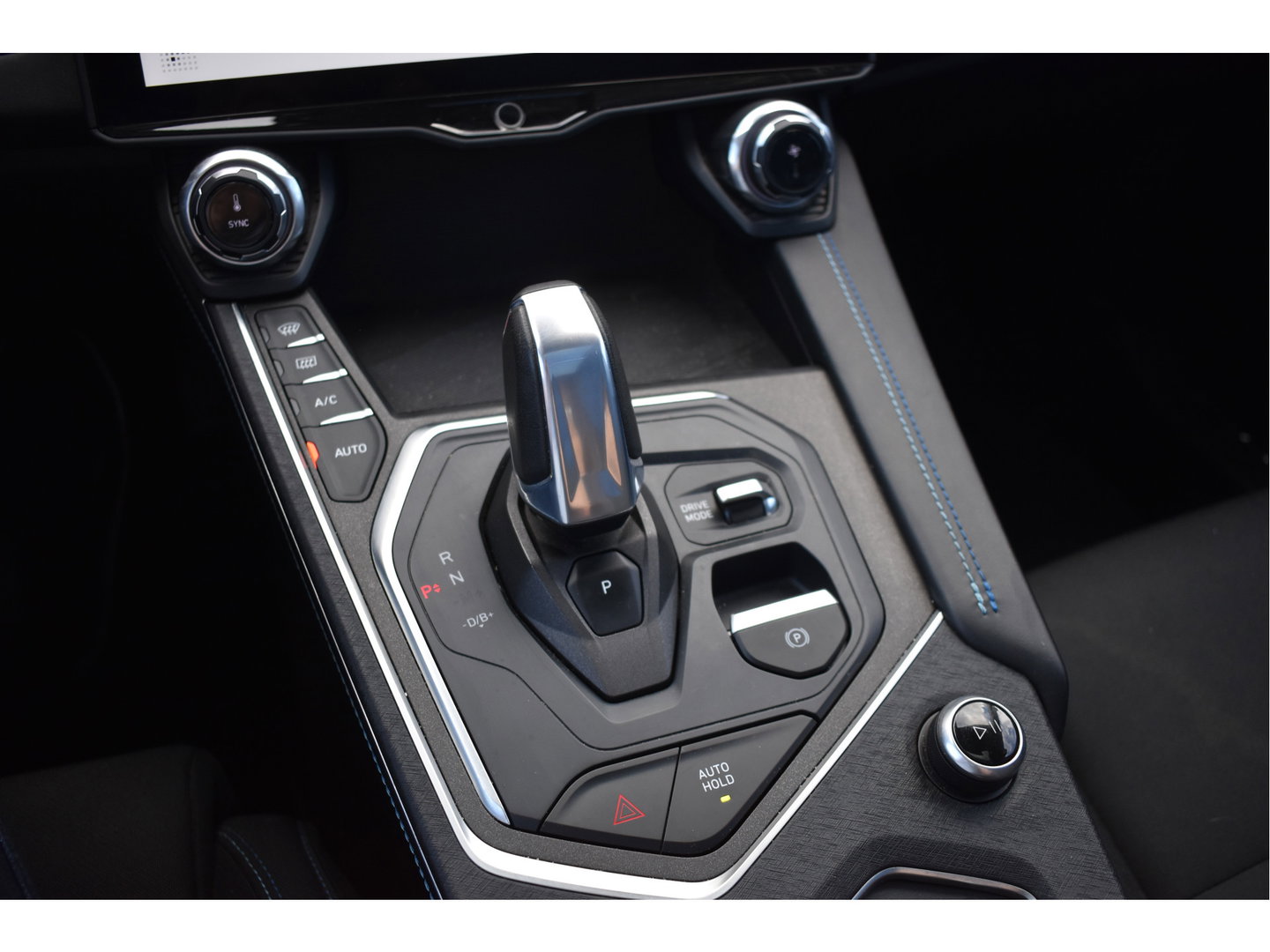 Lynk & Co 01 1.5 PHEV 261 pk | Facelift | Trekhaak | 360 gr.camera | Pano | Keyless | Carplay | DAB | Full LED