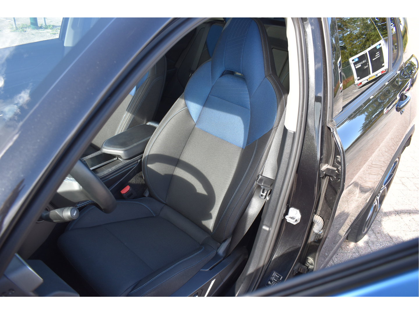 Lynk & Co 01 1.5 PHEV 261 pk | Facelift | Trekhaak | 360 gr.camera | Pano | Keyless | Carplay | DAB | Full LED