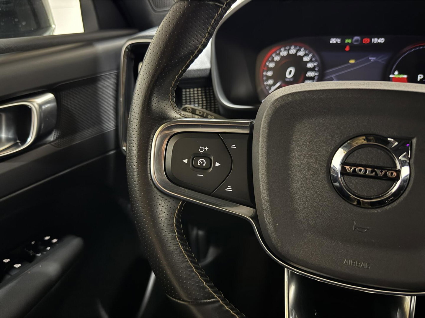 Volvo XC40 1.5 T5 Recharge R-Design Carplay Navi Cruise Camera Trekh.