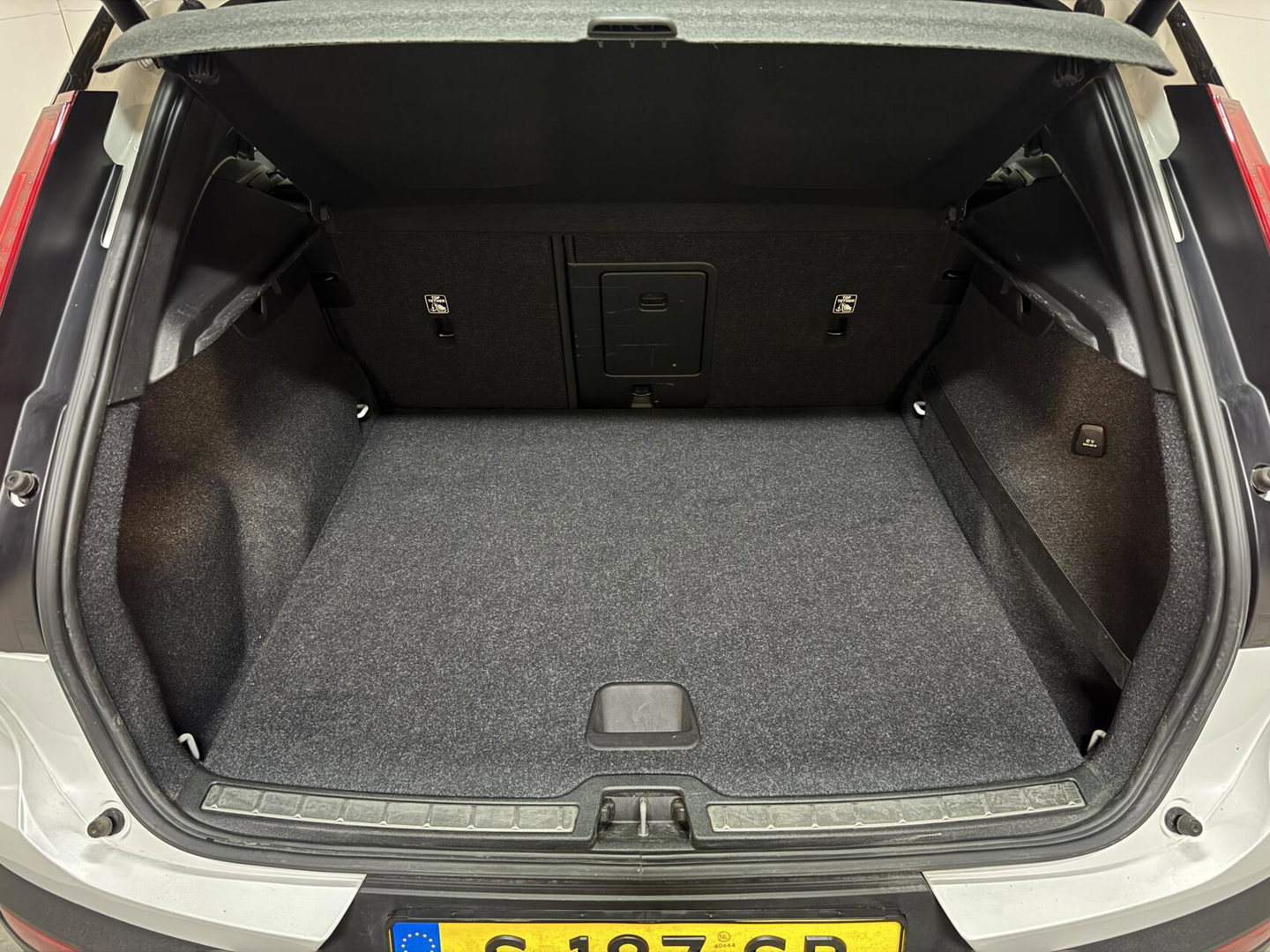Volvo XC40 1.5 T5 Recharge R-Design Carplay Navi Cruise Camera Trekh.