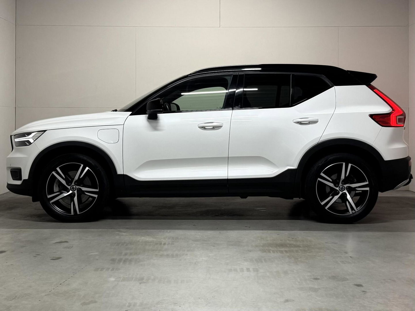 Volvo XC40 1.5 T5 Recharge R-Design Carplay Navi Cruise Camera Trekh.