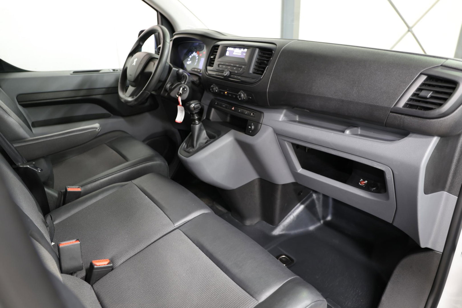Peugeot Expert 2.0 BlueHDI 120 L3H1 LANG 2500KG TREKVERMOGEN