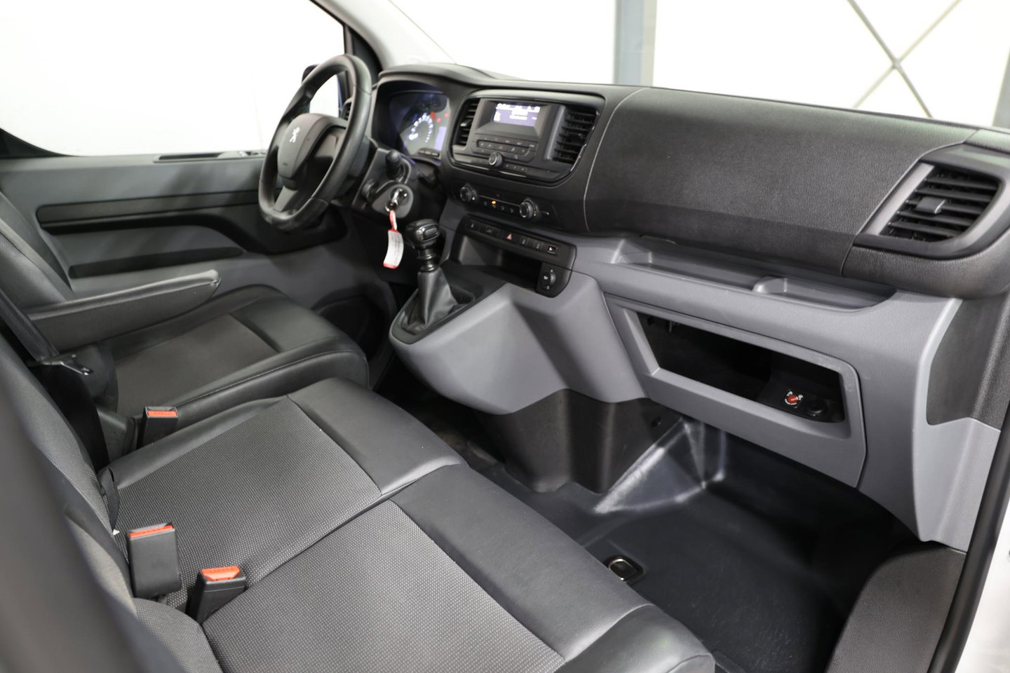 Peugeot Expert 2.0 BlueHDI 120 L3H1 LANG 2500KG TREKVERMOGEN