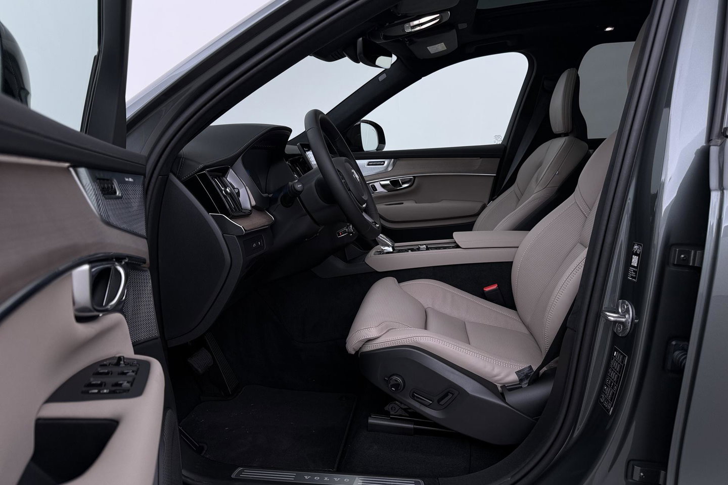 Volvo XC90 T8 Ultra Dark | Bowers&Wilkins | Luchtvering | Panoramadak | 360° Camera | Trekhaak | Massage+Ventilatie | Head-Up | 22 Inch