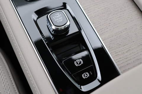 Volvo XC90 T8 Ultra Dark | Bowers&Wilkins | Luchtvering | Panoramadak | 360° Camera | Trekhaak | Massage+Ventilatie | Head-Up | 22 Inch
