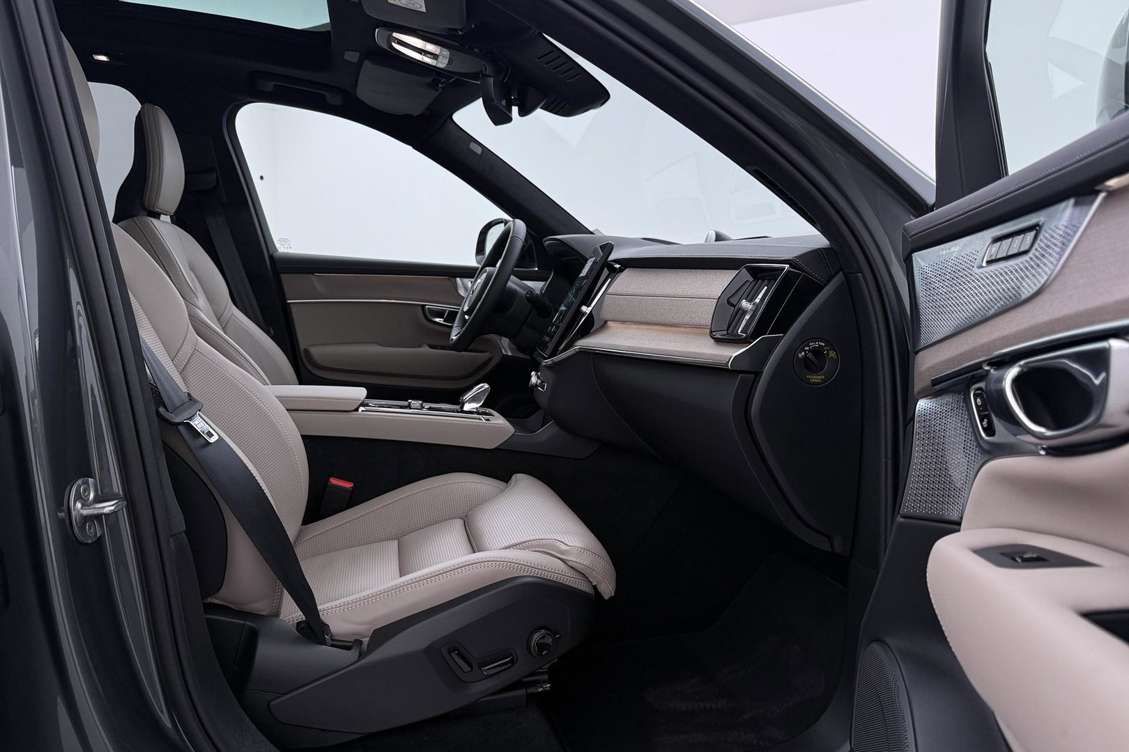Volvo XC90 T8 Ultra Dark | Bowers&Wilkins | Luchtvering | Panoramadak | 360° Camera | Trekhaak | Massage+Ventilatie | Head-Up | 22 Inch