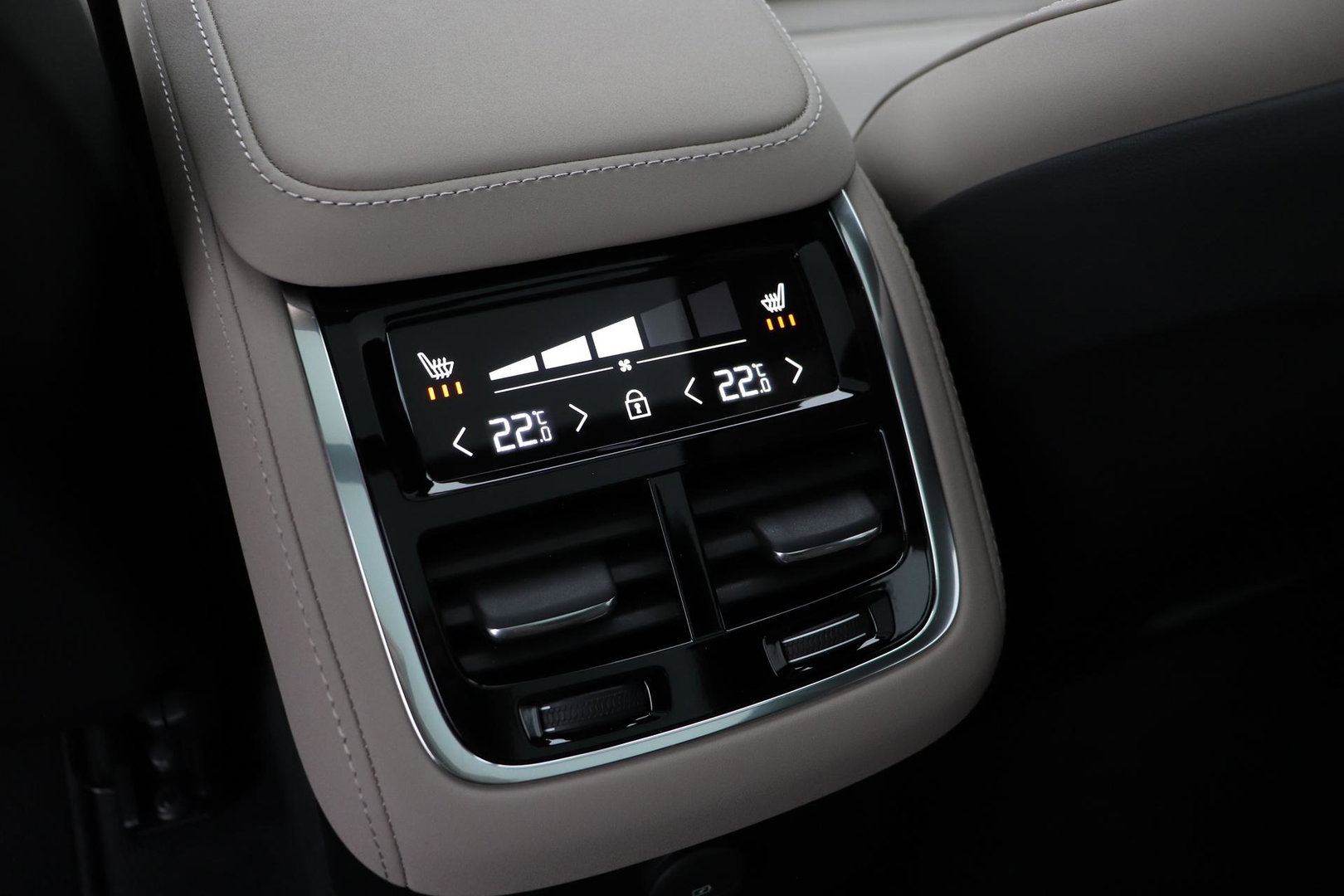 Volvo XC90 T8 Ultra Dark | Bowers&Wilkins | Luchtvering | Panoramadak | 360° Camera | Trekhaak | Massage+Ventilatie | Head-Up | 22 Inch