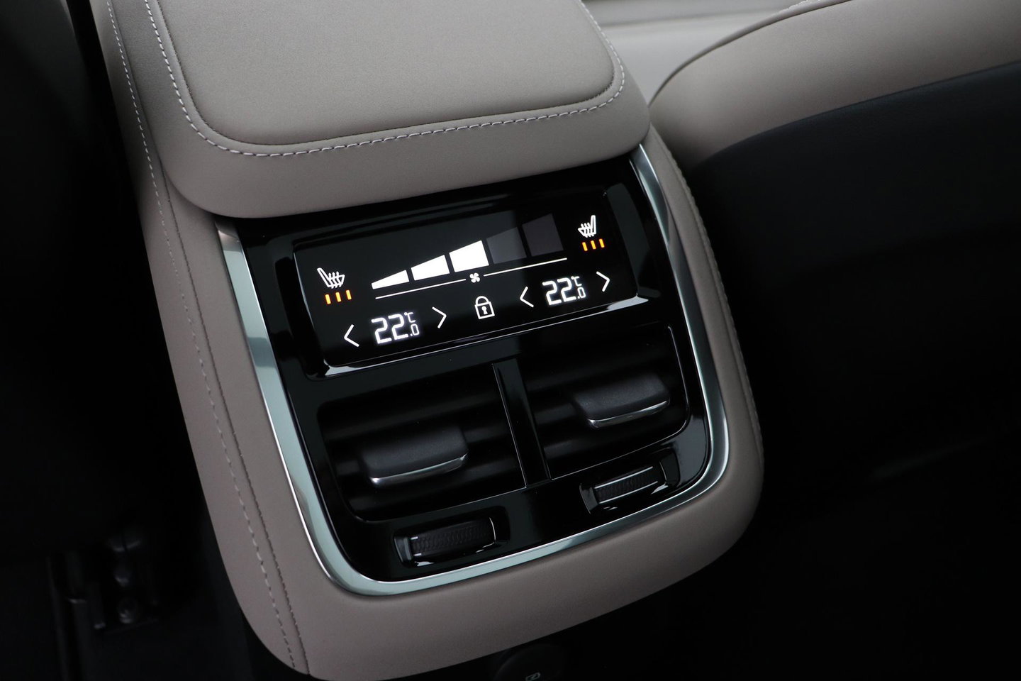 Volvo XC90 T8 Ultra Dark | Bowers&Wilkins | Luchtvering | Panoramadak | 360° Camera | Trekhaak | Massage+Ventilatie | Head-Up | 22 Inch