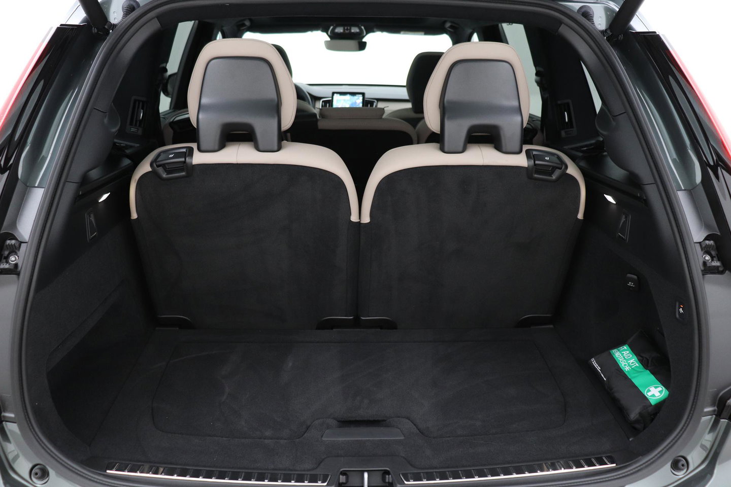 Volvo XC90 T8 Ultra Dark | Bowers&Wilkins | Luchtvering | Panoramadak | 360° Camera | Trekhaak | Massage+Ventilatie | Head-Up | 22 Inch