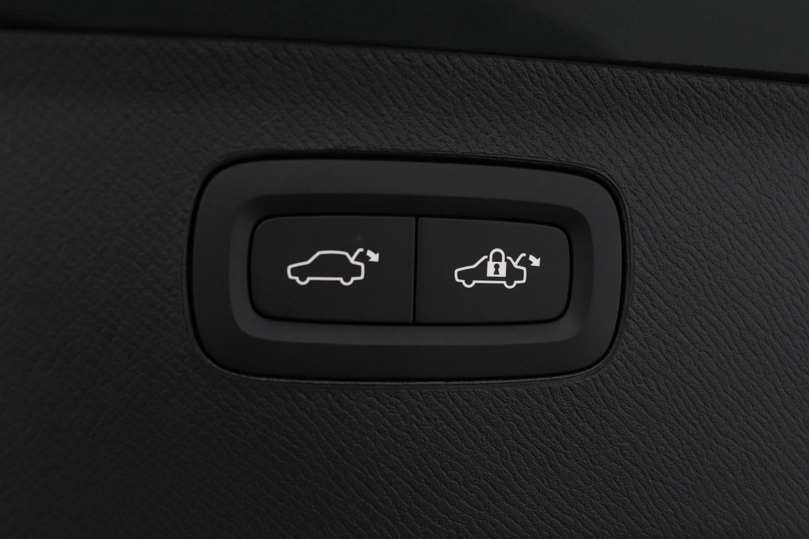 Volvo XC90 T8 Ultra Dark | Bowers&Wilkins | Luchtvering | Panoramadak | 360° Camera | Trekhaak | Massage+Ventilatie | Head-Up | 22 Inch