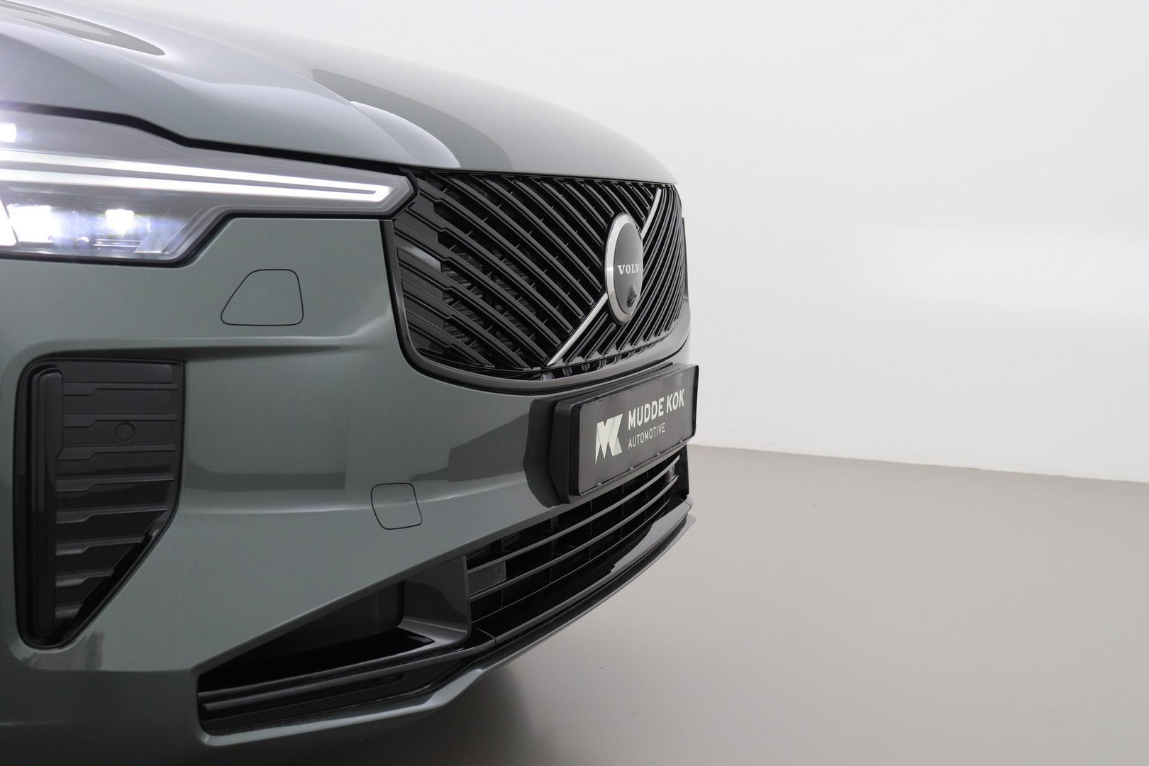 Volvo XC90 T8 Ultra Dark | Bowers&Wilkins | Luchtvering | Panoramadak | 360° Camera | Trekhaak | Massage+Ventilatie | Head-Up | 22 Inch