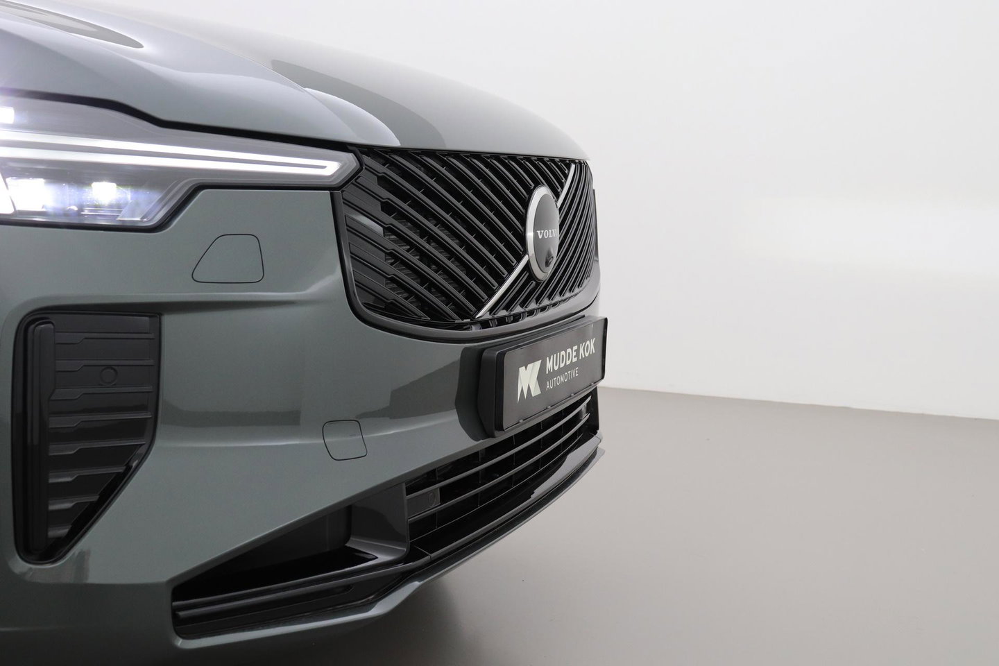 Volvo XC90 T8 Ultra Dark | Bowers&Wilkins | Luchtvering | Panoramadak | 360° Camera | Trekhaak | Massage+Ventilatie | Head-Up | 22 Inch