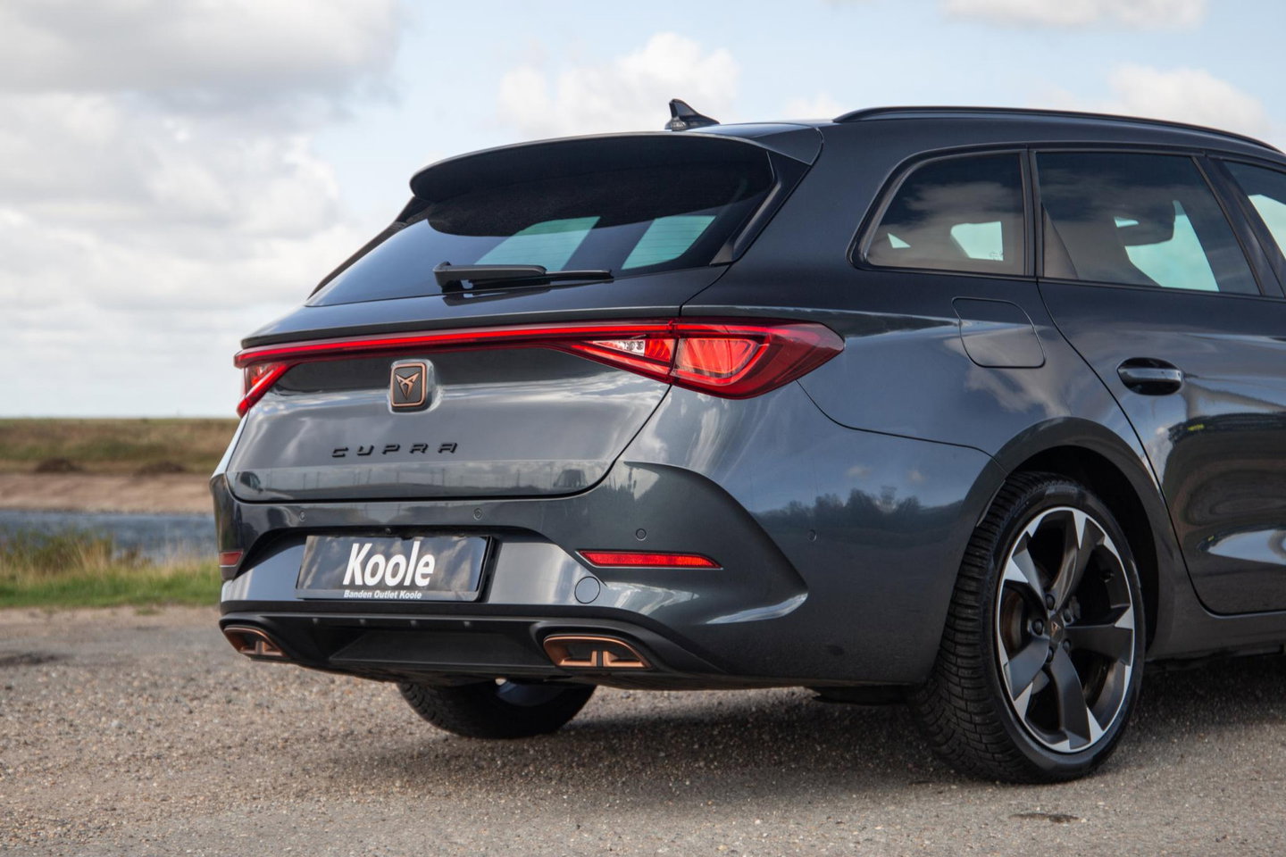 CUPRA Leon 1.4i Plug-In Hybrid SPORTSTOURER / CARPLAY / CAMERA / KUIP STOELEN / PERFECT ONDERHOUDEN