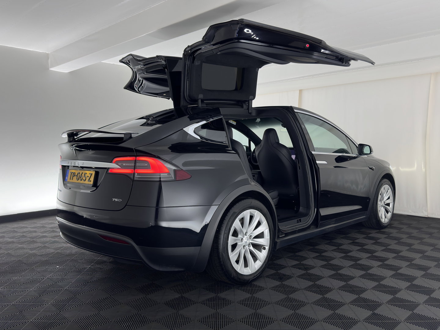Tesla Model X 75D Base ( 7-Pers. ) [3-Fase-17kW] {SoH-84%} (INCL-BTW) Aut. *PANO | LEATHER | NAVI-FULLMAP | FULL-LED | AIRSUSPENSION | DIGI-COCKPIT | CCS-FASTLOADER | KEYLESS | DAB+ | HEATED-SPORTSEATS | PRIVACY-GLASS | AUTOPILOT |  20"A