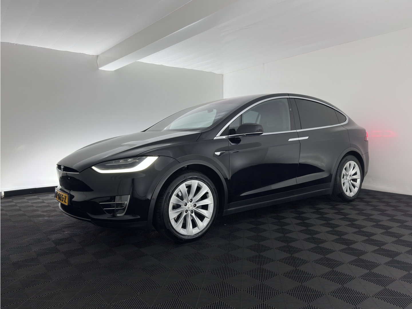 Tesla Model X 75D Base ( 7-Pers. ) [3-Fase-17kW] {SoH-84%} (INCL-BTW) Aut. *PANO | LEATHER | NAVI-FULLMAP | FULL-LED | AIRSUSPENSION | DIGI-COCKPIT | CCS-FASTLOADER | KEYLESS | DAB+ | HEATED-SPORTSEATS | PRIVACY-GLASS | AUTOPILOT |  20"A