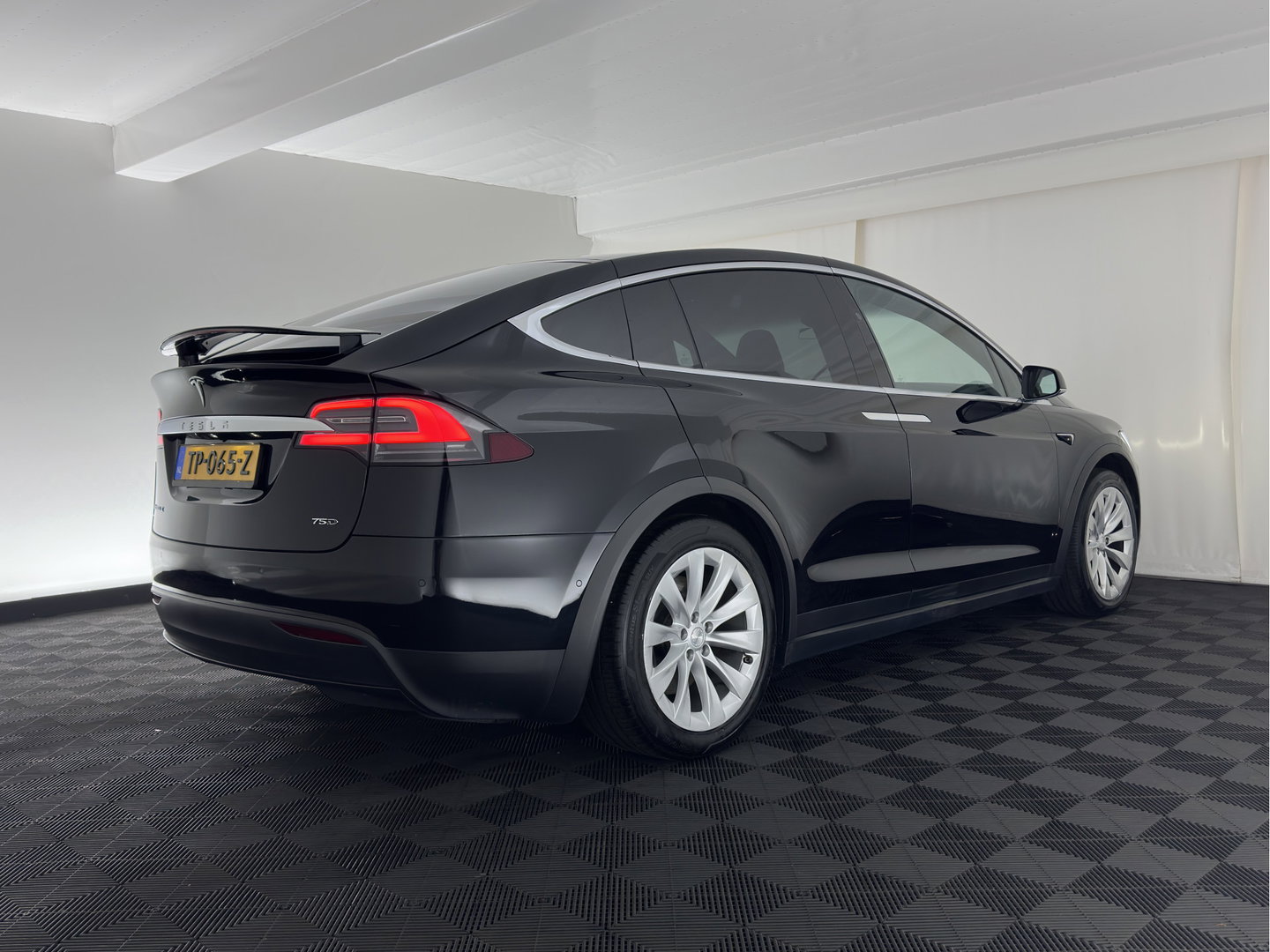 Tesla Model X 75D Base ( 7-Pers. ) [3-Fase-17kW] {SoH-84%} (INCL-BTW) Aut. *PANO | LEATHER | NAVI-FULLMAP | FULL-LED | AIRSUSPENSION | DIGI-COCKPIT | CCS-FASTLOADER | KEYLESS | DAB+ | HEATED-SPORTSEATS | PRIVACY-GLASS | AUTOPILOT |  20"A