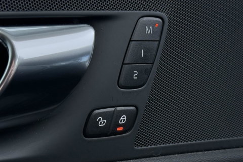 Volvo XC60 B5 Inscription | Trekhaak | Leder | Stoel- Stuurverwarming | BLIS | Keyless | Stoelgeheugen