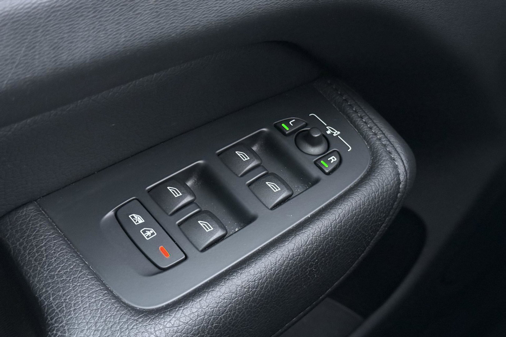 Volvo XC60 B5 Inscription | Trekhaak | Leder | Stoel- Stuurverwarming | BLIS | Keyless | Stoelgeheugen