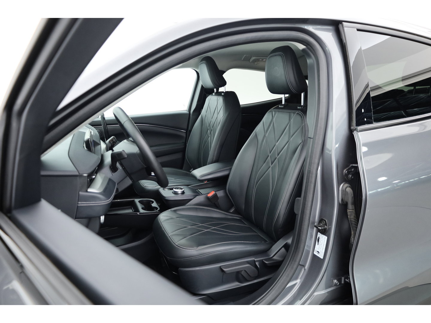 Ford Mustang Mach-E RWD 75 kWh | Rijklaar! | Adapt. Cruise | Keyless | Leder | Stoel- stuurverw. | Camera | Dodehoek | Apple CarPlay
