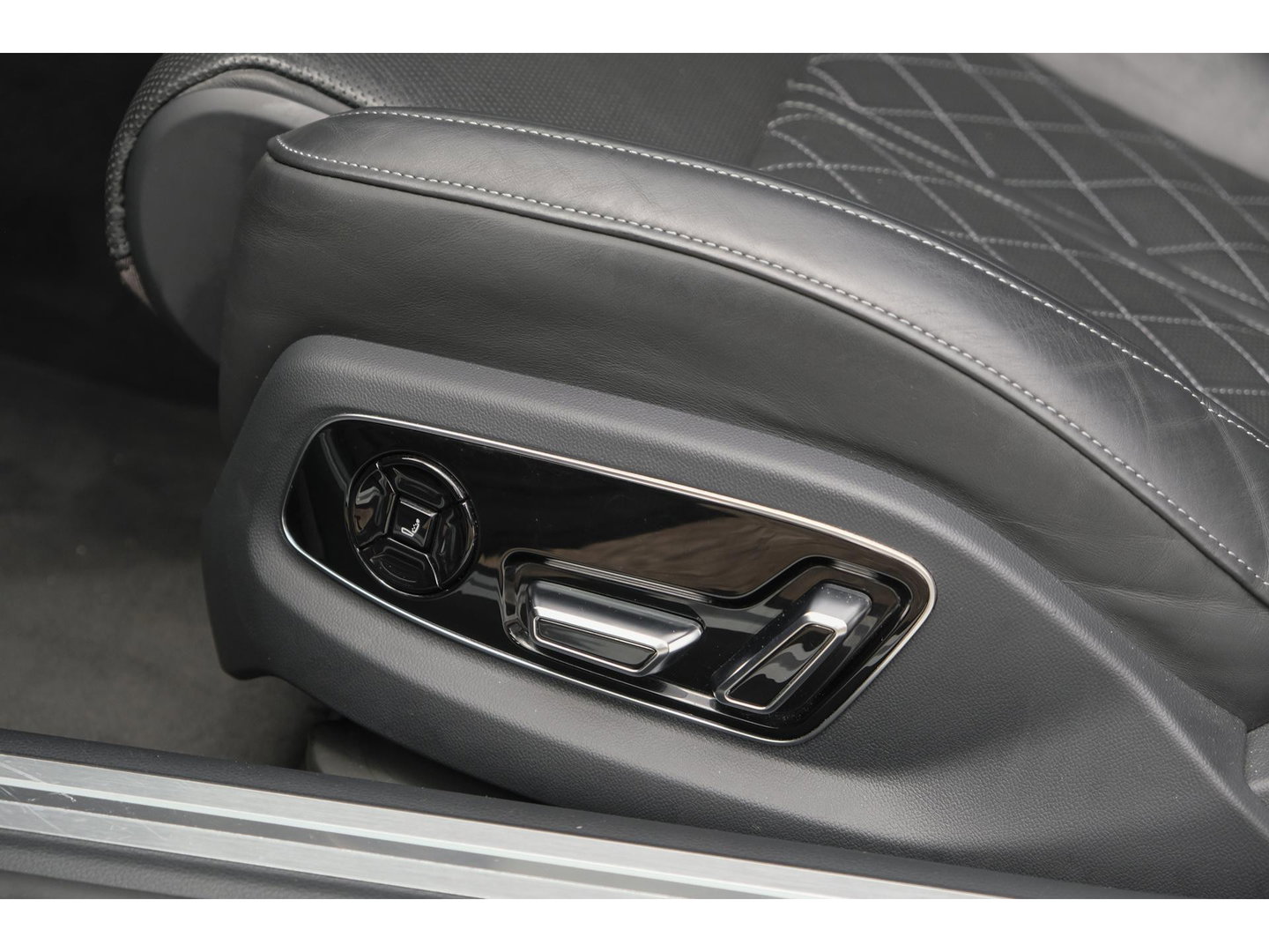 Audi A8 60 TFSIe 462pk S-Line Quattro Panoramdak *BTW* B&O *SOH 100%* 4-Wielsturing RS stoelen Luchtvering Massage Stoelkoeling