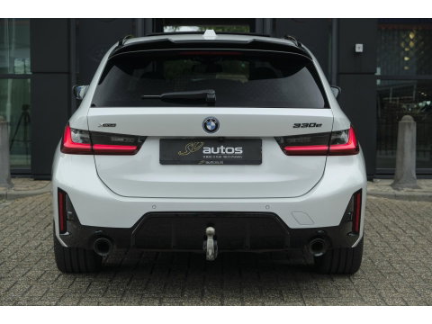 BMW 3 Serie Touring 330e xDrive M-sport M3 stoelen Panoramadak *SOH 98%* Memory *BTW* Black pack NLauto 19" LMV