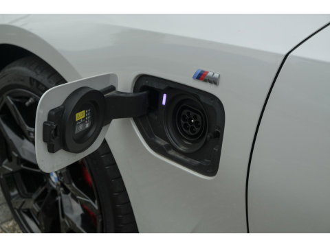 BMW 3 Serie Touring 330e xDrive M-sport M3 stoelen Panoramadak *SOH 98%* Memory *BTW* Black pack NLauto 19" LMV