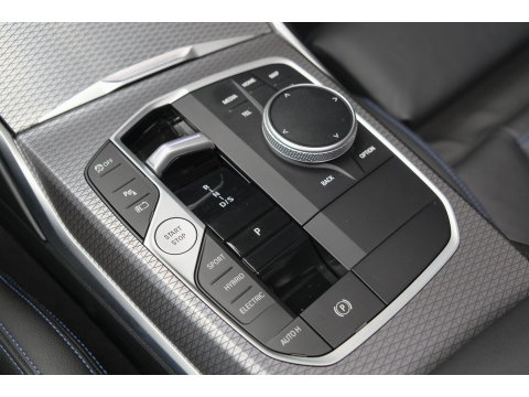 BMW 3 Serie Touring 330e xDrive M-sport M3 stoelen Panoramadak *SOH 98%* Memory *BTW* Black pack NLauto 19" LMV