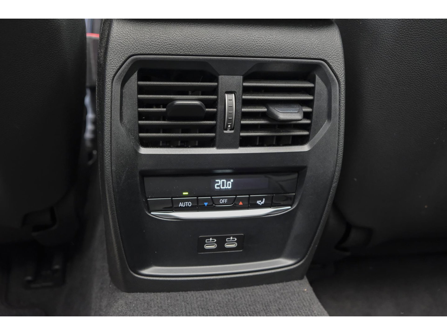 BMW 3 Serie Touring 330e xDrive M-sport M3 stoelen Panoramadak *SOH 98%* Memory *BTW* Black pack NLauto 19" LMV