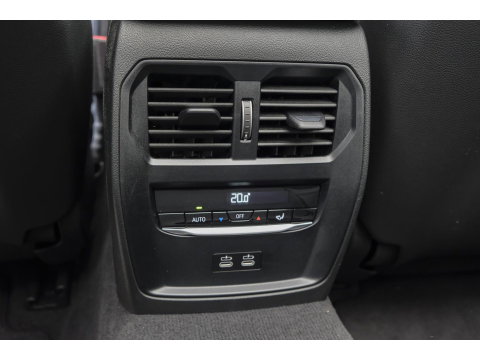 BMW 3 Serie Touring 330e xDrive M-sport M3 stoelen Panoramadak *SOH 98%* Memory *BTW* Black pack NLauto 19" LMV