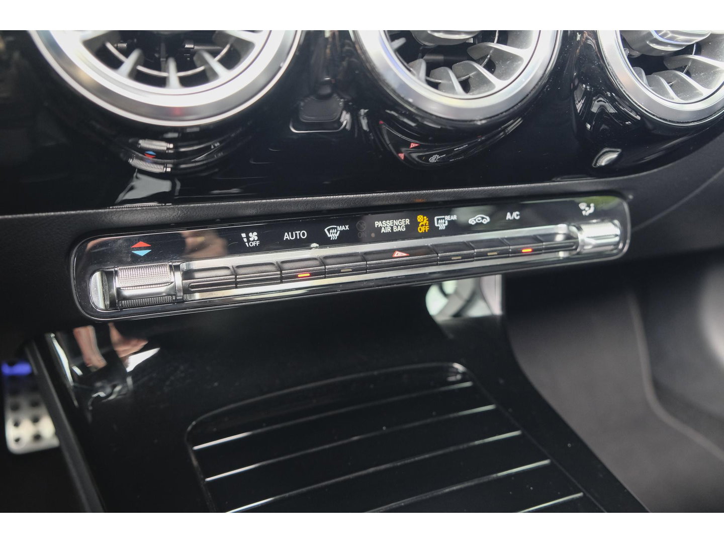 Mercedes-Benz CLA-Klasse CLA250 AMG 224pk Panoramadak Night pakket Widescreen Sfeerverlichting 19" LMV